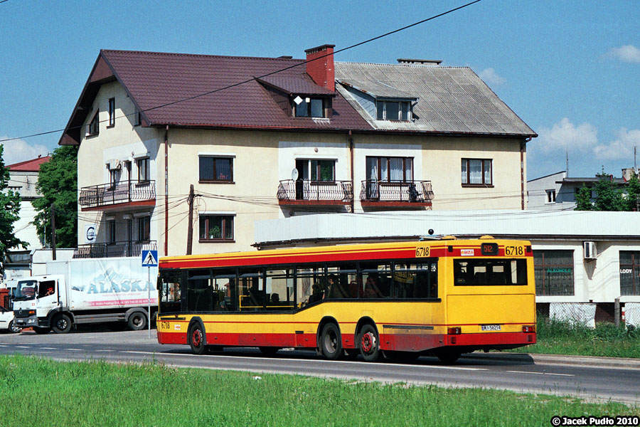 6718
Jelcze jeszcze jeżdżą, a Neoplany - symbol nowoczesności z lat 90. - już zniknęły.
Słowa kluczowe: N4020 6718 512 Codzienna