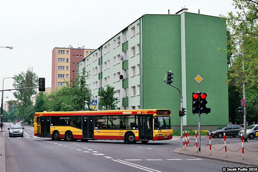 6741
Neoplan kluczył bocznymi uliczkami Ochoty. Widoczny po lewej samochód z literą L to również obecnie częsty widok w tym rejonie. Nieraz jadą trzy eLki pod rząd.
Słowa kluczowe: N4020 6741 512 Pawińskiego