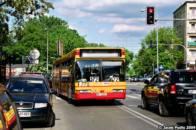 6772
Neoplan pokonuje trudny skręt, gdzie trzeba wypuścić przód mocno do przodu, by nie przejechać tylną osią sztywniaka po krawężniku.
Słowa kluczowe: N4020 6772 172 Odyńca