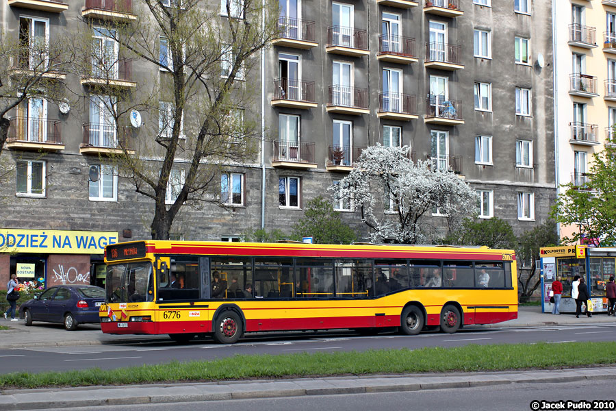 6776
Neoplan wiosenną porą na linii 136. Blacha błyszczy się miejscami, chociaż miejscami jest pogięta, co zdradza sfatygowanie pojazdu.
Słowa kluczowe: N4020 6776 136 BitwyWarszawskiej1920