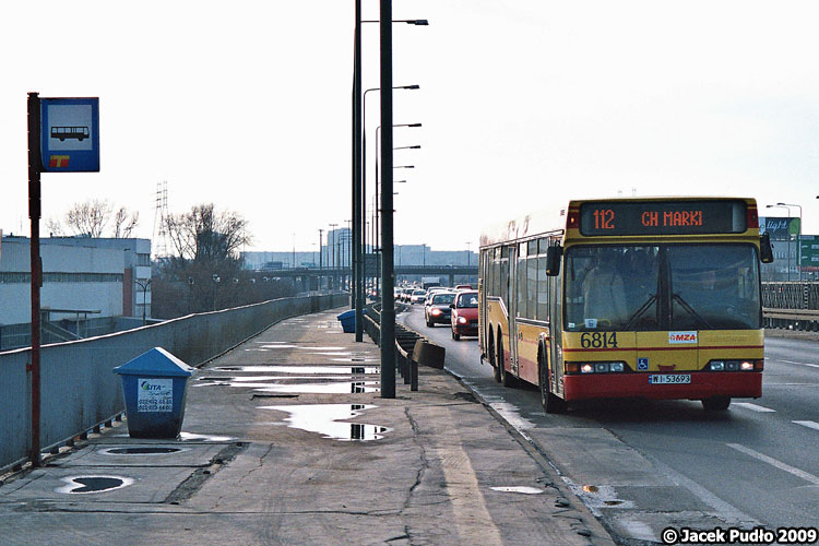 6814
Neoplan na Trasie Toruńskiej przed modernizacją. Ciągnąca się po horyzont trasa z obsypujących się betonowych estakad wydawała mi się posępna i ponura.
Słowa kluczowe: N4020 6814 112 Toruńska