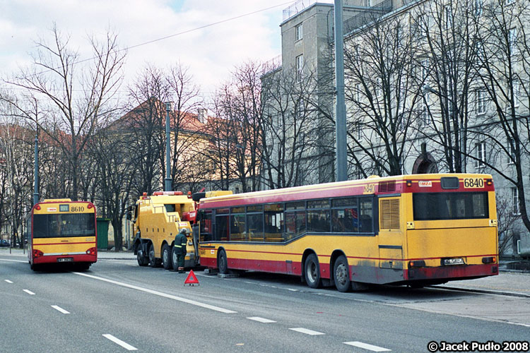 6840
Neoplan na tle domu studenckiego Akademik. Znam osoby, które nazywały go "tym białym". Na początku XXI wieku chyba powszechniejsze było jednak określenie Alcatraz. Podobno w latach 70. sygnałem do pobudki był dźwięk tłuczonej butelki rzuconej z okna na patio o 7 rano. Mnie trochę bardziej przerażały za to robaki - prusaki w skrzydłach obiektu... Tą plagę widziałem też np. w wieżowcu przy Czerniakowskiej.
Słowa kluczowe: N4020 6840 PlacNarutowicza