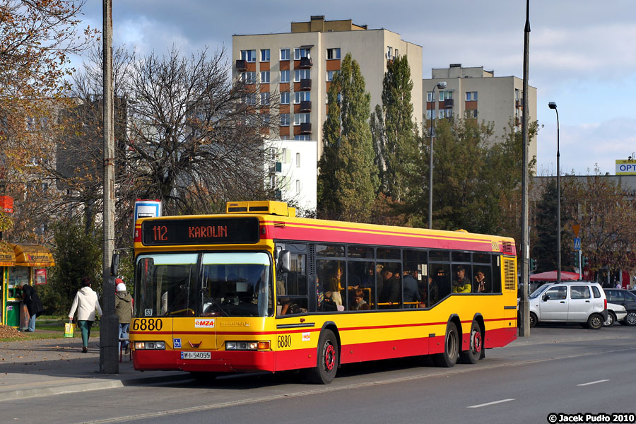 6880
Neoplany cieszą się zainteresowaniem, więc dodaję ładnie wyglądającego 6880 na Bródnie. Na linii 112 nietrudno było spotkać Neoplana.
Słowa kluczowe: N4020td 6880 112 Kondratowicza