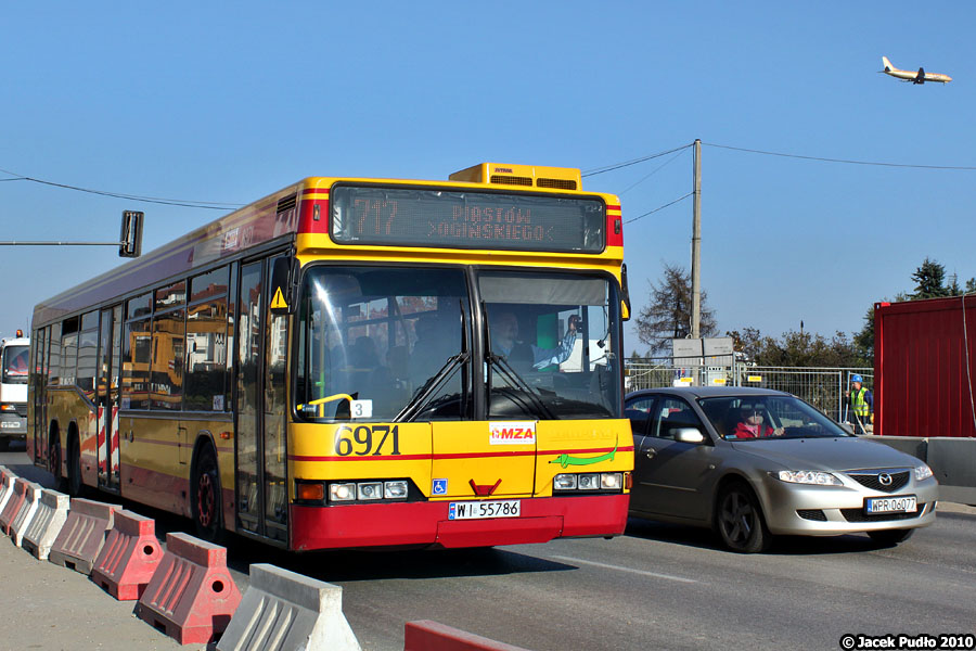 6971
Obecnie w tym miejscu mamy plątaninę estakad, a na 717 kursują Omnicity.
Słowa kluczowe: N4020td 6971 717 AlejeJerozolimskie