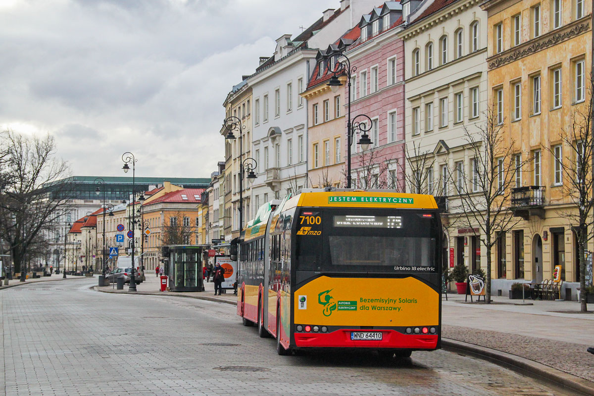 7100
7100 dawał przedsmak tego, jak będzie wyglądać jazda elektrycznymi przegubowcami. Obecnie, jak wiadomo, na zajezdnie przyjechały pierwsze ze 130 wozów i trwa budowa ładowarek pantografowych. Wkrótce więc okaże się, jak sprawdzają się przegubowe elektryki w praktyce - i latem, w upały, i zimą, w mrozy. Ale Urbino 12 Electric korzystające z ładowarki pantografowej już pokazały, że da się eksploatować elektrobusy na zadaniach całodziennych. Czy czeka nas 100% przejście na elektrobusy jak w Chinach?
Słowa kluczowe: SU18IVelectric 7100 175 KrakowskiePrzedmieście