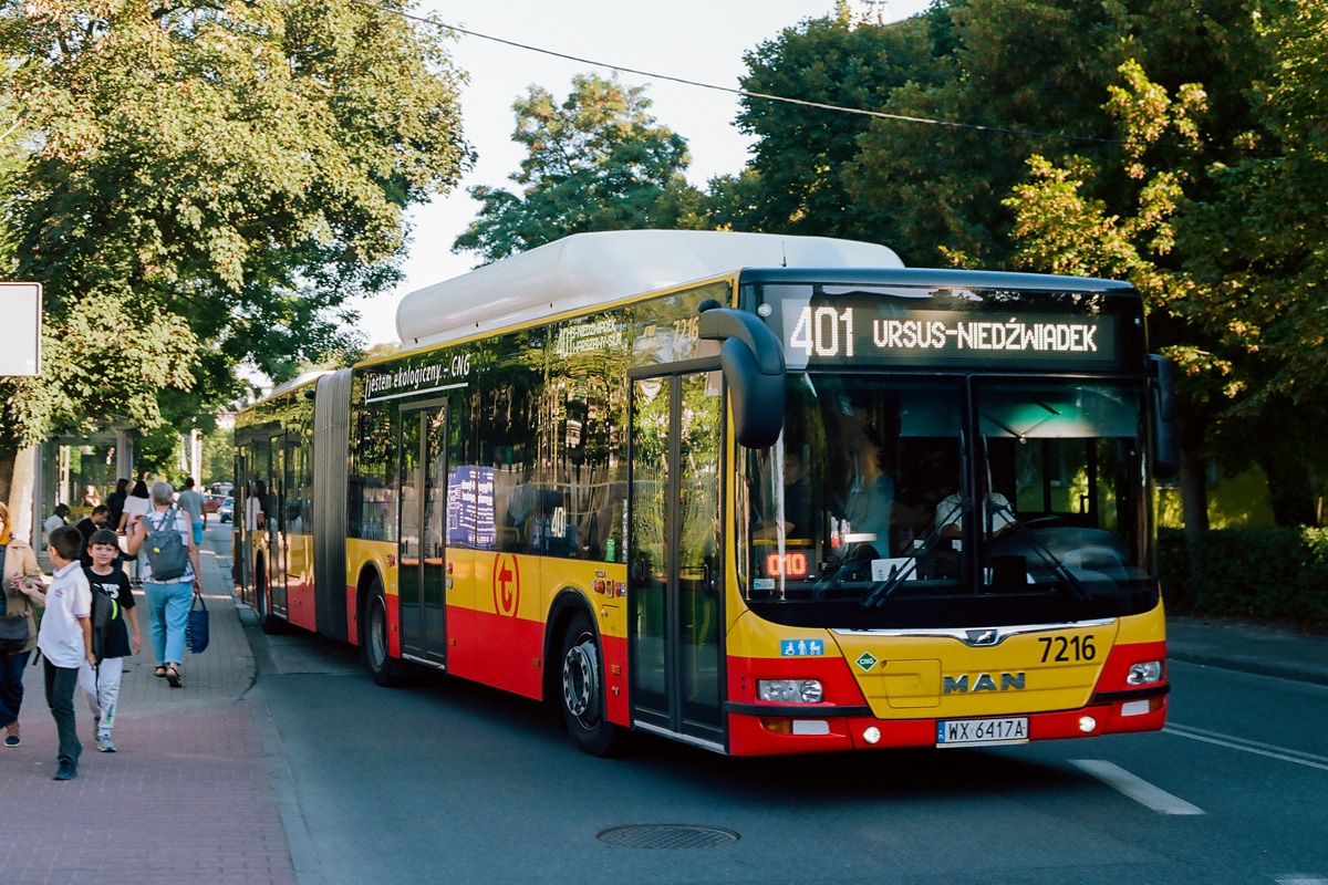 7216
Na 401 bardzo zapełnione autobusy krążą między Służewcem a Ursusem. W środku w panującym tłoku trudno o miejsce stojące, autobus stoi w korku nieraz na Hynka, Łopuszańskiej, Kleszczowej i Ryżowej czyli dużą część trasy. Zdjęcie analogowe.
Słowa kluczowe: LionsCityCNG 7216 DzieciWarszawy 401