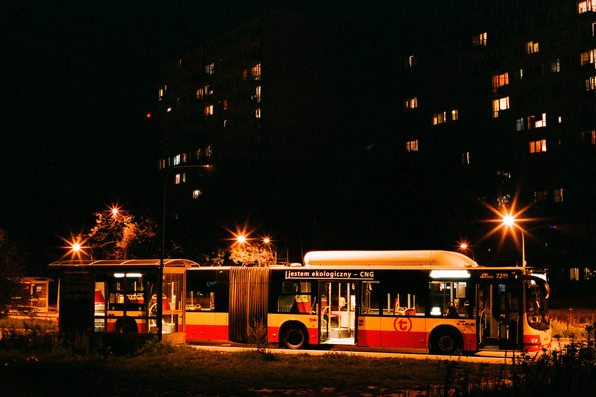 7219
Pusty autobus oczekuje na pętli przy obwodnicy na rozpoczęcie kursu. W tle światła w oknach wieżowców systemu wielkopłytowego OWT, który spotkamy w Ursusie. Foto analogowe na przeterminowanym filmie Fuji Superia 200.
Słowa kluczowe: LionsCityCNG 7219 UrsusNiedźwiadek 401