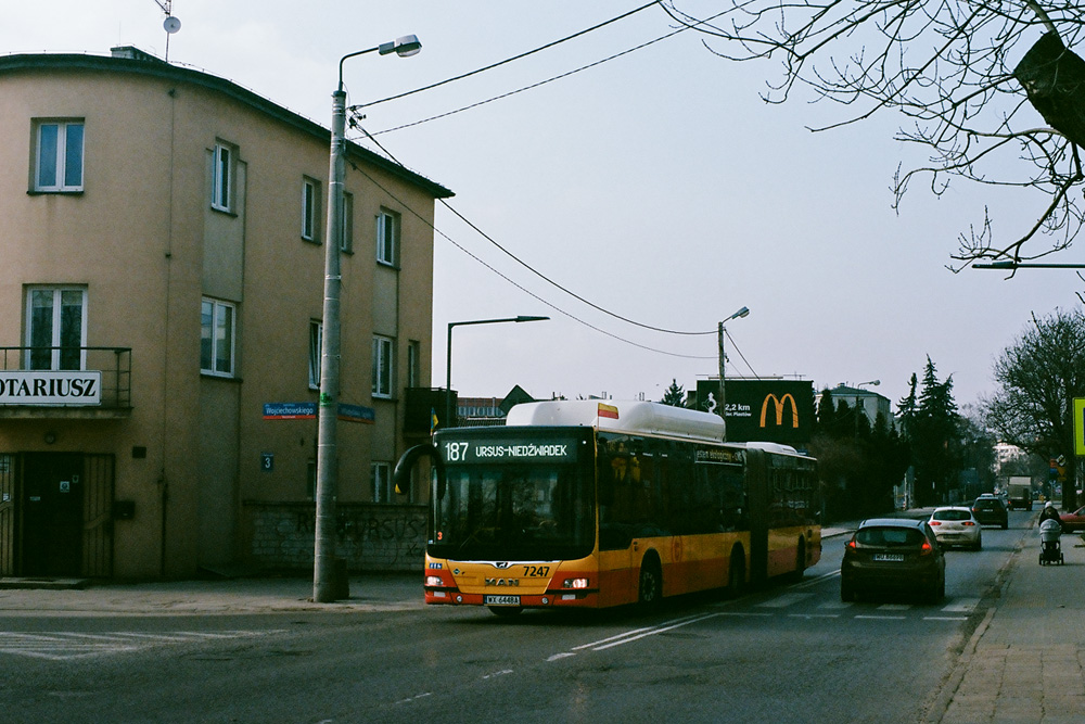 7247
Manualne ustawienie przysłony względem wskazówki światłomierza stwarza ryzyko niedoświetlenia przy robieniu zdjęć starym, analogowym, mechanicznym aparatem. Wtedy uzyskujemy taki nie do końca pożądany efekt jak widać. Linia 187 wykonuje właśnie ostry skręt wzdłuż wiekowego, zaokrąglonego domu w stronę osiedla Ursus Niedźwiadek.
Słowa kluczowe: LionsCityCNG 7247 Jagiełły 187