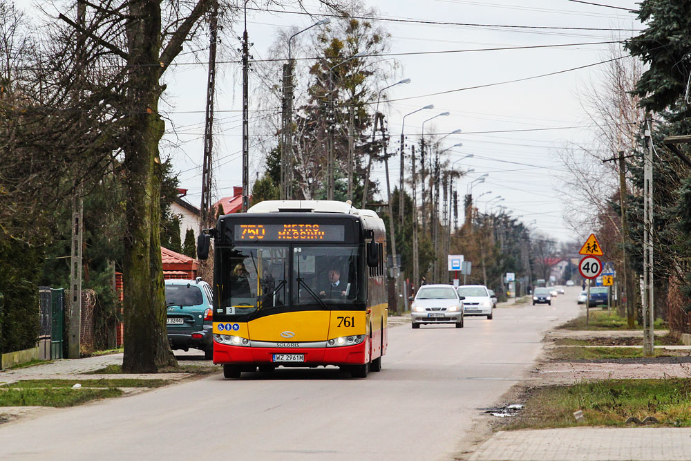 761
Solaris z KM Łomianki już na linii ZTM 750. Zabudowa w tym rejonie ciągnie się wzdłuż głównej ulicy Kochanowskiego, 600 metrów dalej przebiega dwujezdniowa droga krajowa nr 7.
Słowa kluczowe: SU12 761 750 Łomna