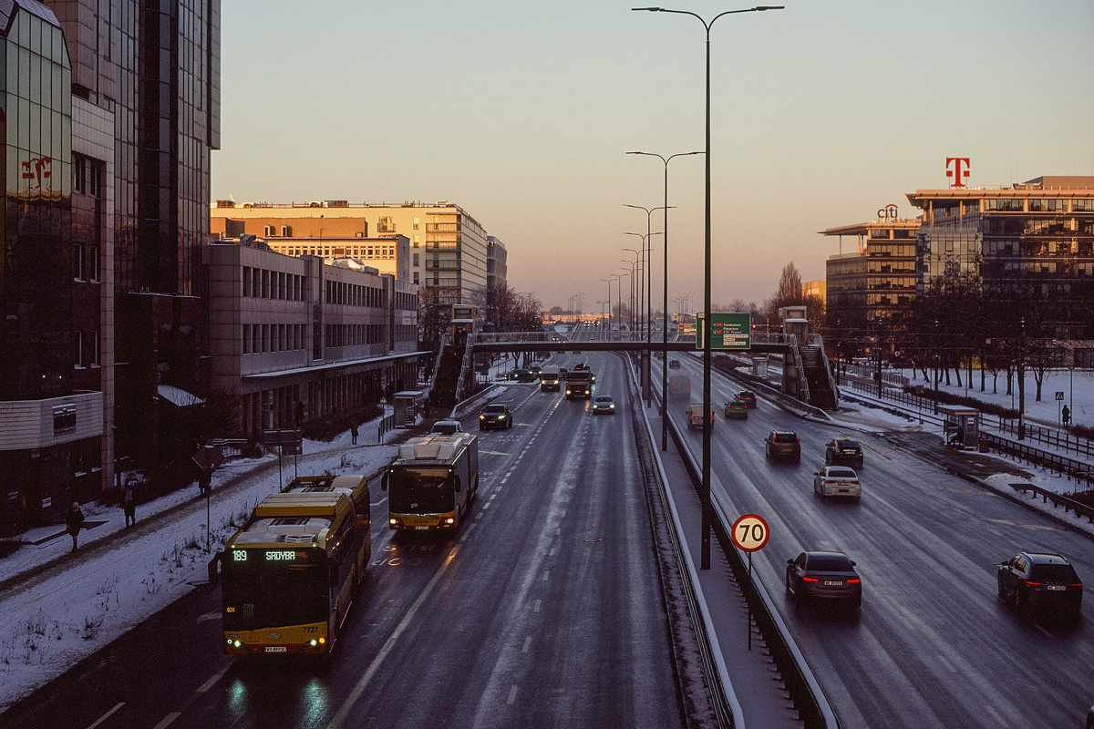 7727
Poranny, zimowy widok na Marynarskiej. Kolory z filmu - slajdu Fuji Velvia 50.
Słowa kluczowe: SU18CNG 7727 189 Marynarska