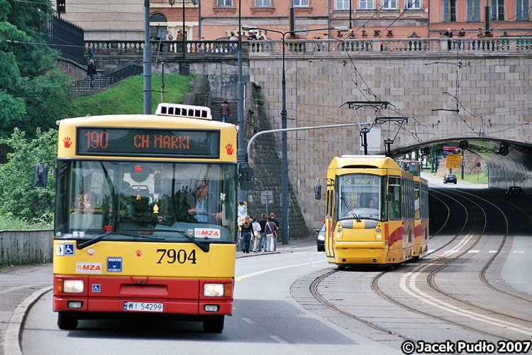 7904
Jelcze M181M zniknęły, a 105N2k są w cieniu Swingów. W tle tunel z 1949 r.
Słowa kluczowe: M181M 7904 190 AlSolidarności