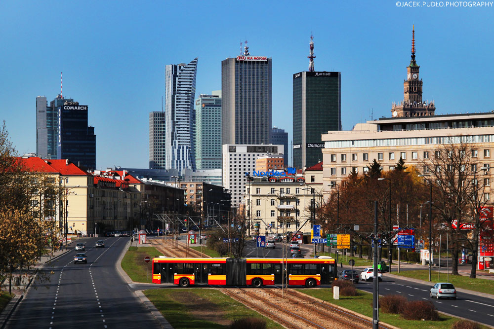 8116
Solaris Urbino 18 z jedynej serii nieobciążonej klimatyzacją zawraca na tle panoramy wieżowców w centrum. Trzeba przyznać, że współczesne autobusy są dynamiczne.
Słowa kluczowe: 8116 SU18 Niepodległości 143