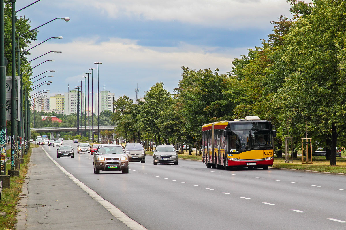 8172
Solaris na 504 z dużą prędkością zbliża się do skrętu w Pileckiego. Po lewej dawne słupy trolejbusowe. Ironia losu, że wzdłuż nich jeżdżą obecnie elektrobusy. W Solarisach serii 8100 silnik nie jest obciążony sprężarką klimatyzacji, więc 310 koni zapewnia całkiem fajną dynamikę. Na horyzoncie widoczne bloki Służewia.
Słowa kluczowe: SU18 8172 504 Puławska