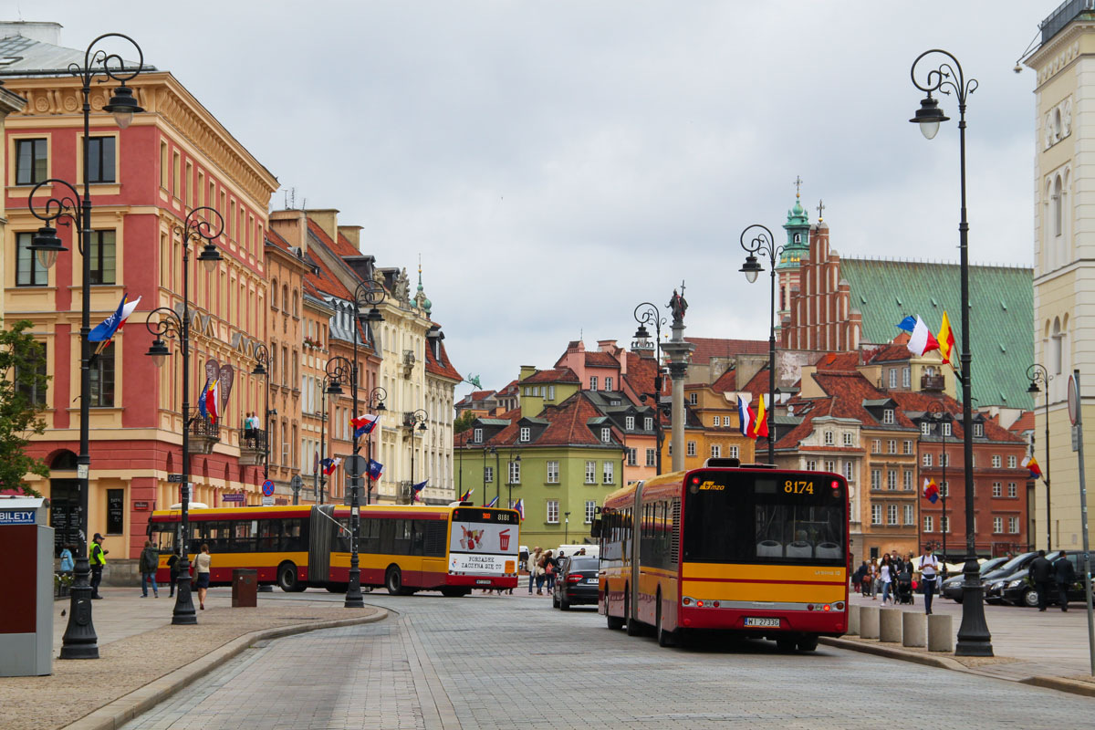 8174
W autobusie jest dużo różnych płynów eksploatacyjnych. Najważniejsze to rzecz jasna paliwo, a kolejne to różnego rodzaju oleje. Olej silnikowy jest zupełnie inny niż olej przekładniowy, tak więc do silnika i do skrzyni biegów czy mostu napędowego będą potrzebne zupełnie inne oleje. Różnią się one lepkością, czyli płynnością w różnych temperaturach pracy. Jest jeszcze olej napędu wentylatora chłodnicy. Kolejna ciecz to płyn chłodzący. Tego jest w autobusie bardzo dużo, bo napełnia nie tylko chłodnicę i zbiornik wyrównawczy, ale i kanały w całym autobusie służące do ogrzewania. Od normy Euro IV doszło jeszcze AdBlue do katalizatora SCR. Nie można też zapominać o płynie do spryskiwaczy. Tak że całkiem obszerny to asortyment, który musi znaleźć się na zajezdni.
Słowa kluczowe: SU18 8174 KrakowskiePrzedmieście