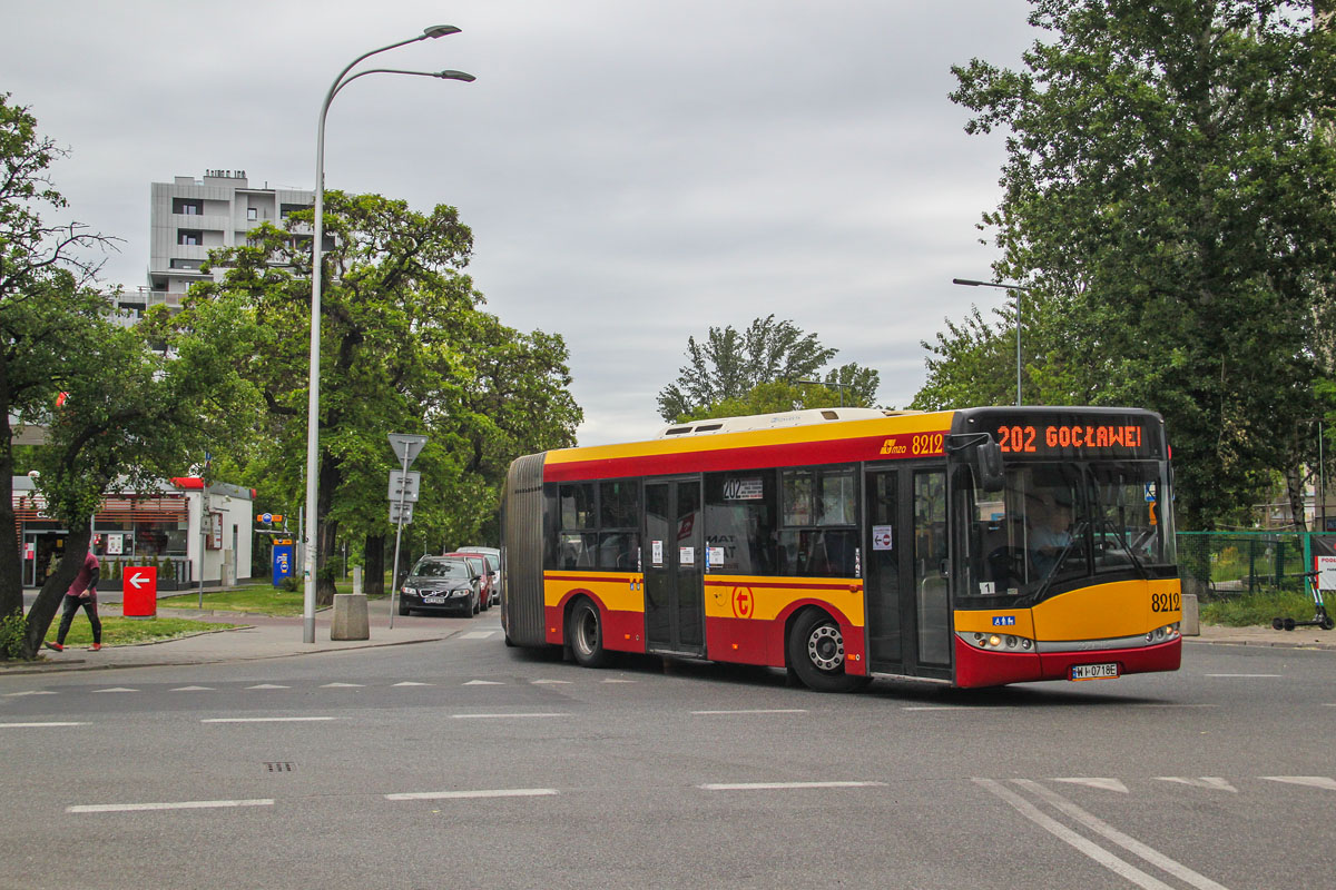 8212
Nowy wieżowiec widoczny w tle jest obrazem tego, że sporo zmieniło się w tym rejonie przez ostatnie kilkanaście lat. Na niektórych ulicach autobusy jeździły jeszcze po trylince. Linia 202 przybyła tu z Metro Stadion Narodowy i dojedzie na Gocławek Wschodni (trochę dziwi mnie że nazwy krańcu nie podano w 2 rzędach na wyświetlaczu).
Słowa kluczowe: SU18 8212 202 Chodakowska