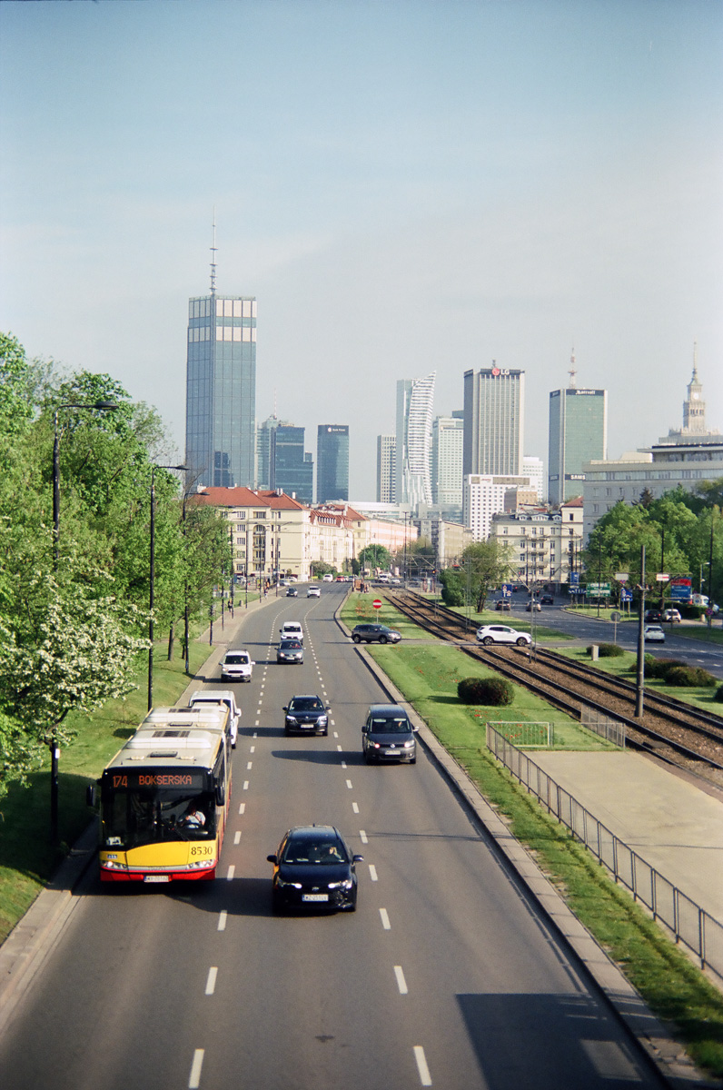 8530
Solaris na tle wieżowców w centrum. Zdjęcie wykonane aparatem analogowym z serii Canon EOS z podpiętym starego typu obiektywem 50/1.4 z serii FD poprzez adapter z soczewką.
Słowa kluczowe: SU18 8530 174 Niepodległości