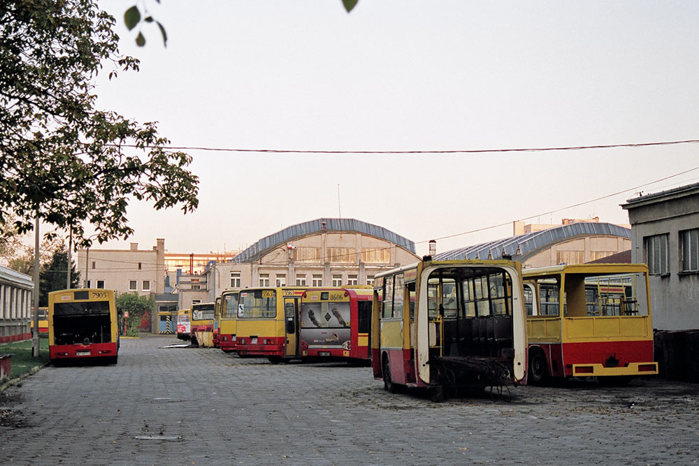 8606
Stare czasy, 10 lat temu, kiedy na CWS remontowano jeszcze Ikarusy. Pomyśleć, że wozy widoczne na zdjęciu miały maksymalnie 10 lat, no jedynie 5563 miał 12.
Słowa kluczowe: 8606 CWS 2007