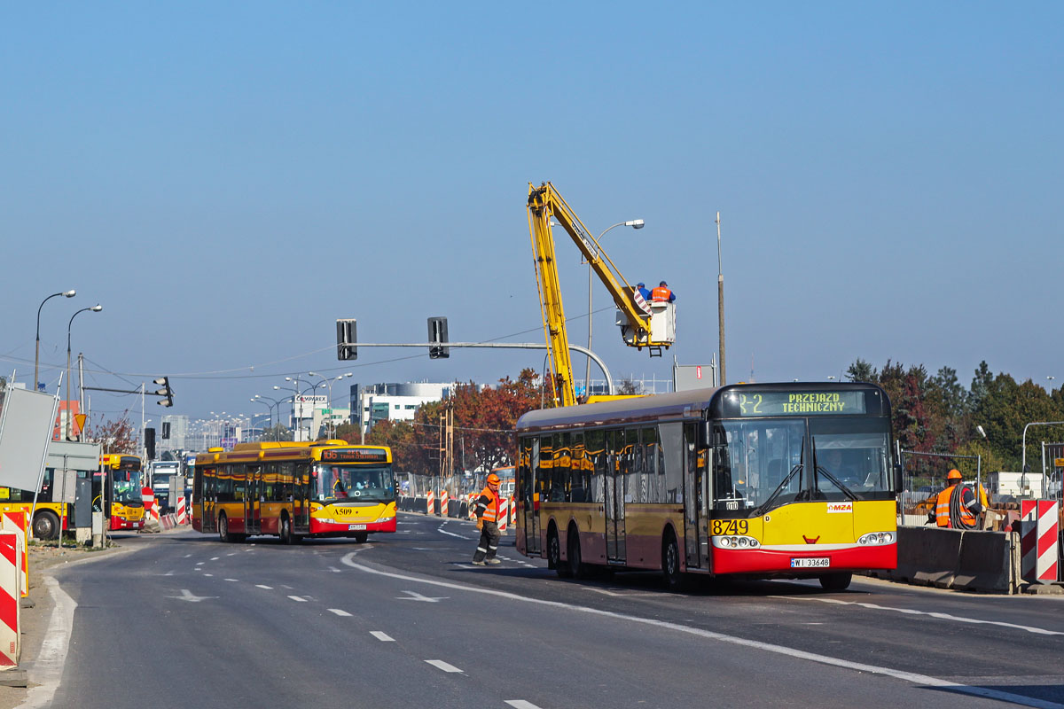 8749
Za sprawą zbudowania węzła drogowego skrzyżowanie Alej Jerozolimskich i Łopuszańskiej zmieniło się diametralnie. Na zdjęciu pojazdy krążą po skrzyżowaniu ze względu na tymczasową organizację ruchu.
Słowa kluczowe: SU15 8749 Jerozolimskie