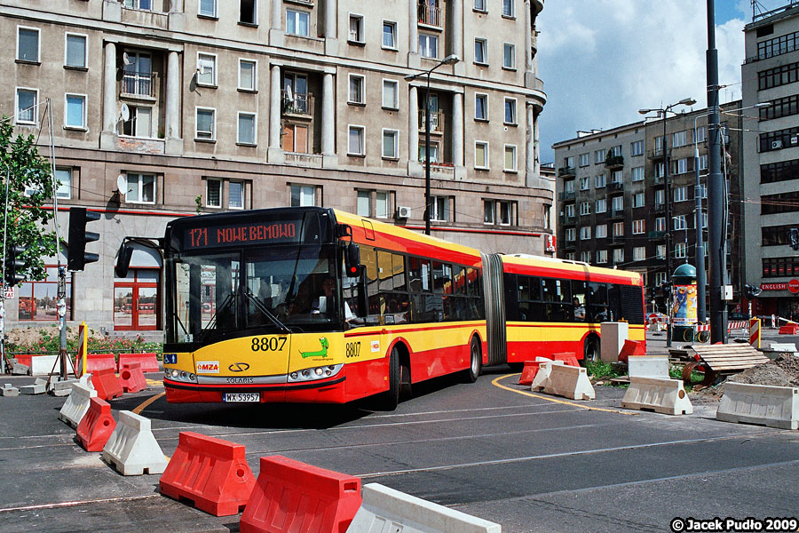 8807
Roczny autobus prezentował się pięknie. Zawsze podobały mi się numery taborowe z zakodowanym rocznikiem.
Słowa kluczowe: SU18 8807 171 alejaJanaPawłaII