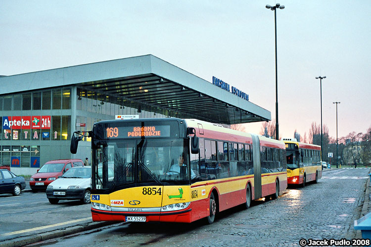 8854
Dworzec Wschodni w najgorszym stadium zaniedbania, na chwilę przed modernizacją. W środku było niesamowicie brudno, a dodatkowo panował nieprzyjemny zapach z tanich, słabo wentylowanych punktów gastronomicznych.
Słowa kluczowe: SU18 8854 169 DworzecWschodni