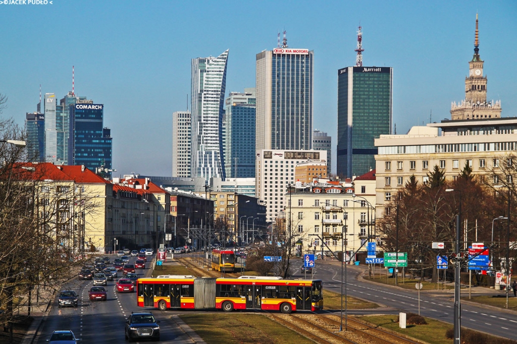 8888
Aktualna południowa panorama centrum. Złota 44 wciąż niedokończona, za to do panoramy dołączył prawie gotowy 155-metrowy Q22, nieco wyższy niż 140-metrowy Marriott (Centrum LIM). 
Słowa kluczowe: SU18 8888 143 AlejaNiepodległości