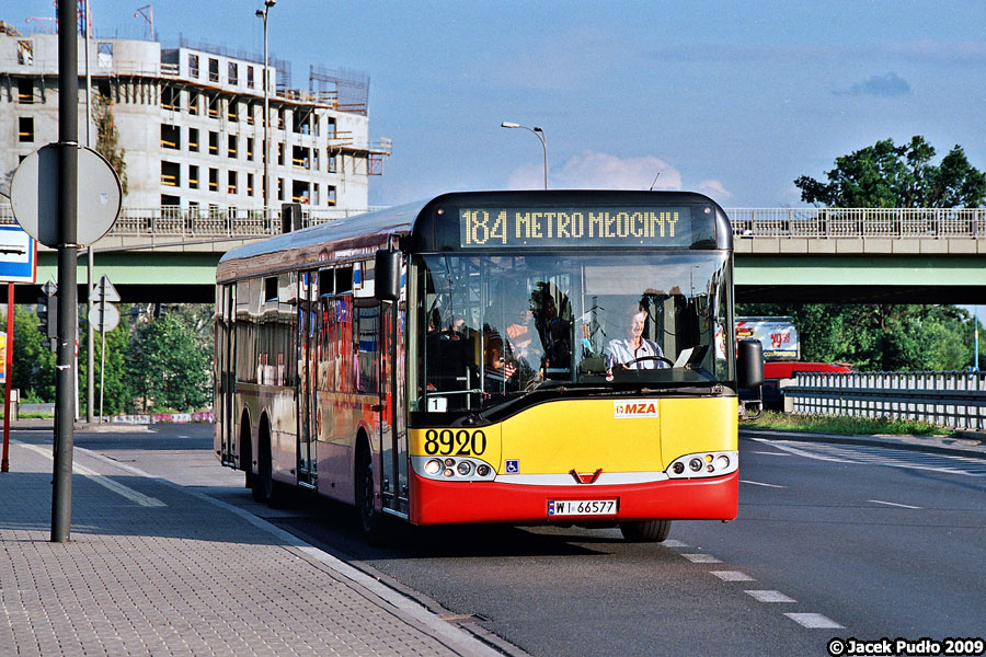 8920
Autobus dojeździł 17 lat bez kapitalnego remontu. Wygląda na to, że to jak dotychczas najbardziej solidny polski autobus. Czasami w wolnym czasie podróżowałem sobie linią 184. Kojarzyła mi się ona z bardzo długą podróżą.
Słowa kluczowe: SU15 8920 184 alPrymasaTysiąclecia