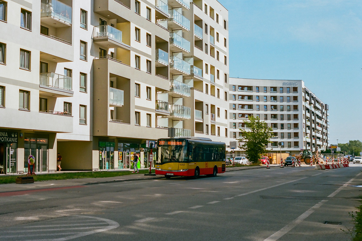 9207
Na nowych osiedlach na Szamotach robi się coraz bardziej miejsko - już nie tylko błoto, Żabki i wykopy, ale i kawiarnie, restauracje i Empik. Zdjęcie analogowe.
Słowa kluczowe: SU8,9LE 9207 Posag7Panien 207