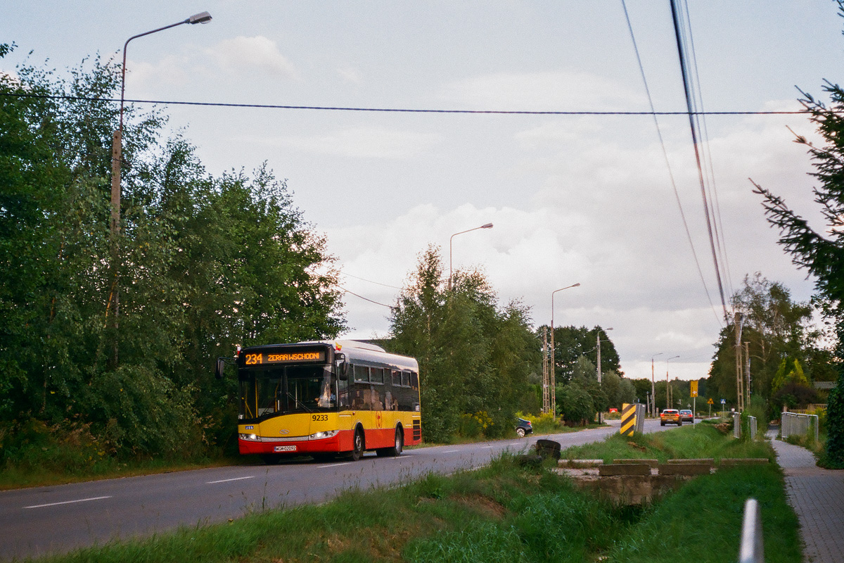 9233
Dużo zieleni, betonowe słupy z drutami, głęboki rów - miejsce z typowo wiejskimi widoczkami, choć jeszcze w granicach Warszawy. Zdjęcie analogowe.
Słowa kluczowe: SU8,9LE Alpino Zdziarska 234 9233