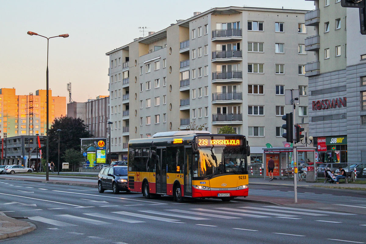 9233
Stopniowo zabudowują się obszary na zachód od Puławskiej. Linia 239 zapewnia dojazd z Krasnowoli do Puławskiej, na Ursynów i do metra.
Słowa kluczowe: SU8,9 9233 239 AlKEN