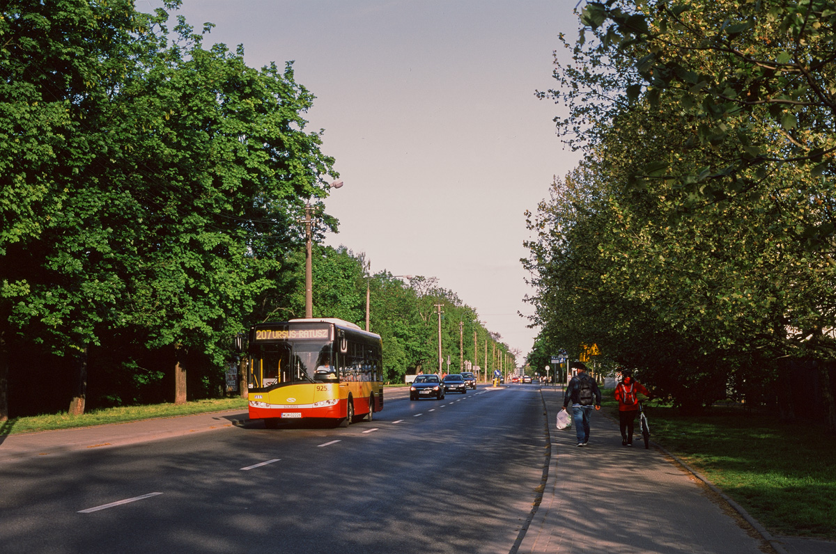 9253
Mały Solaris na szerokiej ulicy Dzieci Warszawy biegnącej przez Skorosze. Drzewa po prawej i lewej zasłaniają zbudowane tu 20 lat temu bloki. Film Fuji Provia 100.
Słowa kluczowe: SU8,9LE 9253 DzieciWarszawy 207