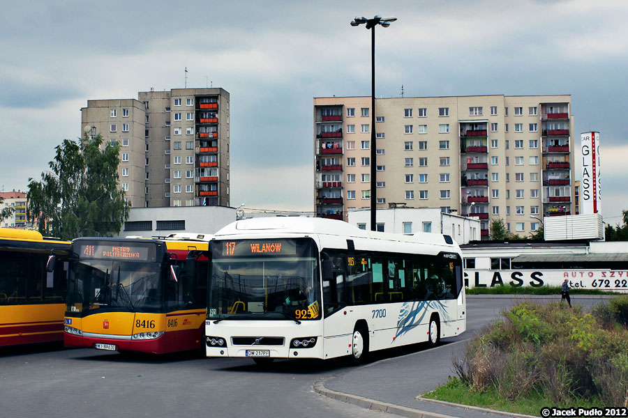 925
Testowe, hybrydowe Volvo na Gocławiu. W odróżnieniu od MANa tu układ hybrydowy jest równoległy - silnik spalinowy ma mechaniczne połączenie za pomocą przekładni z kołami.
Słowa kluczowe: Volvo7700H 925 117 Gocław