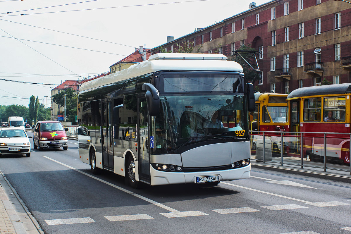 927
Od tego małego wozu się zaczęło. Jesienią 2011 r. Solaris pokazał mały, miejski elektrobus. Blisko 9-metrowy wóz wyposażono w baterie litowo-jonowe Wamtechnik o pojemności 124 kWh o masie 1400 kg. Uzyskano tym samym zasięg 150 km, pozwalający na wykorzystanie wozu w normalnej eksploatacji. Na tamte czasy - rewolucja, przełamująca mit dieslowskiego autobusu. Była to wartość obiecująca, choć jeszcze znacznie poniżej oczekiwań. Sprawę usprawniło wprowadzone w 2012 r. szybsze ładowanie. Sprzedaż wozu przyspieszyła po 2017 r. i obecnie jeździ u różnych przewoźników ok. 50 szt. W Polsce model ten można spotkać w: Ciechanowie, Chodzieży, Jaworznie, Katowicach, Krakowie, Miechowie, Ostrołęce, Stalowej Woli i Wrześni.
Słowa kluczowe: SU8,9LE Electric 927 alejaNiepodległości