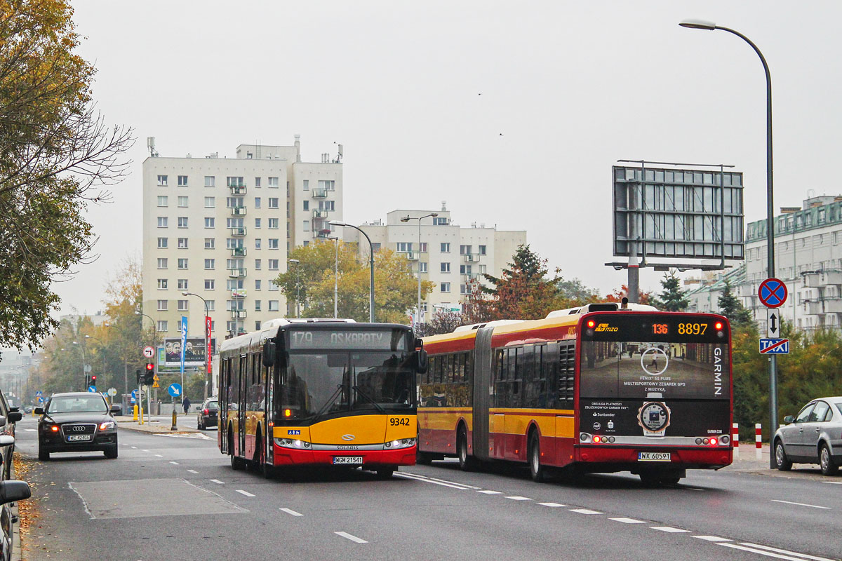 9342
Mijanka dwóch autobusów jednej generacji. Jeden z silnikiem Cummins ISB Euro 6, a drugi z DAF Paccar PR228 - tutaj nie mam jasności i podejrzewam Euro 4, gdyż Euro 5 obowiązywało od października 2008. W obu wypadkach do zmniejszenia emisji tlenków azotu służy katalizator SCR używający AdBlue.
Słowa kluczowe: SU12 9342 179 Surowieckiego