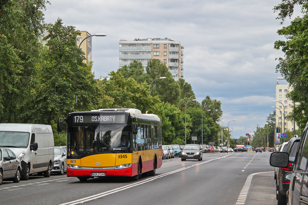 9345
W kilka dziesięcioleci urosły drzewa i zamiast betonowych klocków w morzu błota, znanych z pierwszych zdjęć Ursynowa, mamy bloki w zieleni. Wspólną cechą SU12 tej serii i Solbusa SM12 jest silnik Cummins ISB.
Słowa kluczowe: SU12 9345 179 Surowieckiego