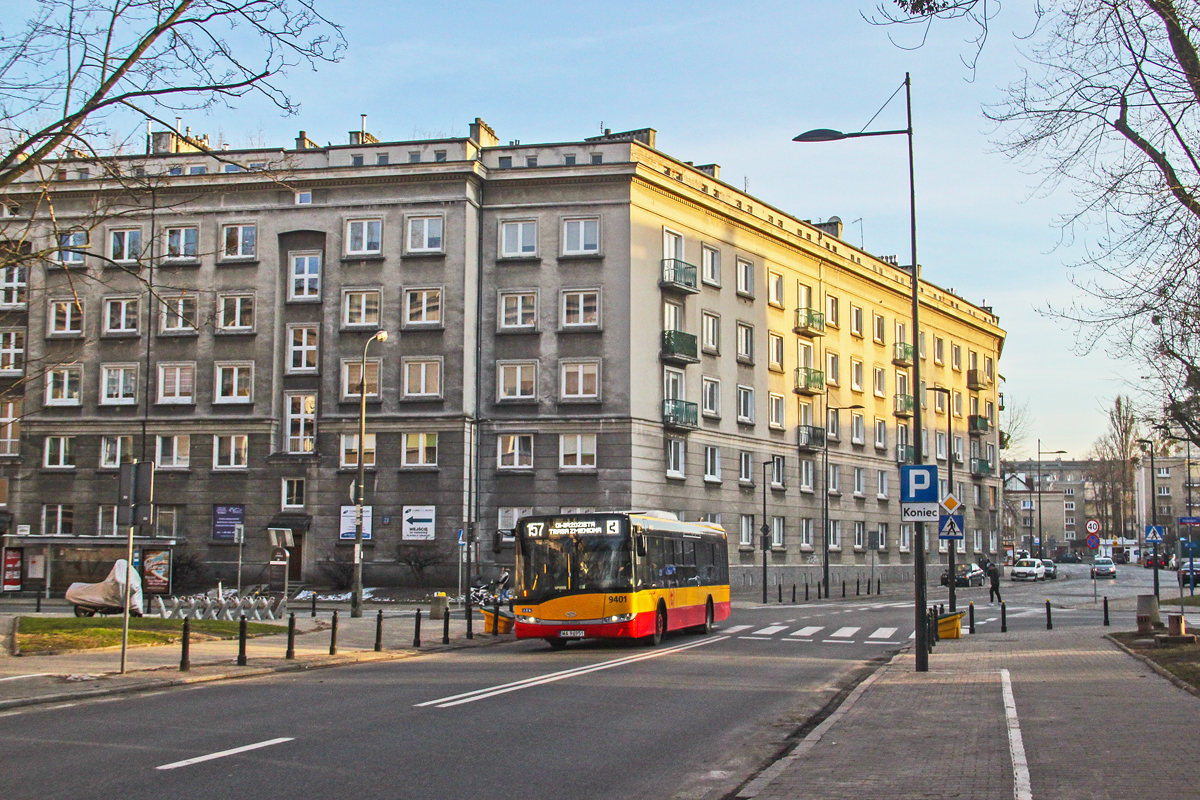 9401
Jeszcze w latach powojennych nawierzchnie asfaltowe ulic nie były czymś oczywistym i nie brakowało ulic brukowanych. Zbudowana w 1949 r. trasa W-Z była brukowana. W innych rejonach kraju budowano ulice i drogi pozamiejskie klinkierowe, z cegły. W latach 50. i 60. stopniowo asfaltowano różne ulice. Boom nowych tras drogowych nastąpił od lat 70., za czasów Gierka. Dziś odcinki brukowane są nieliczne, tak jak tu na Smoczej. Przebieg ulicy jest przedwojenny, a zabudowa już powojenna - z okresu socrealizmu, co łatwo rozpoznać po wyglądzie budynków.  
Słowa kluczowe: SU12H 9401 157 Smocza