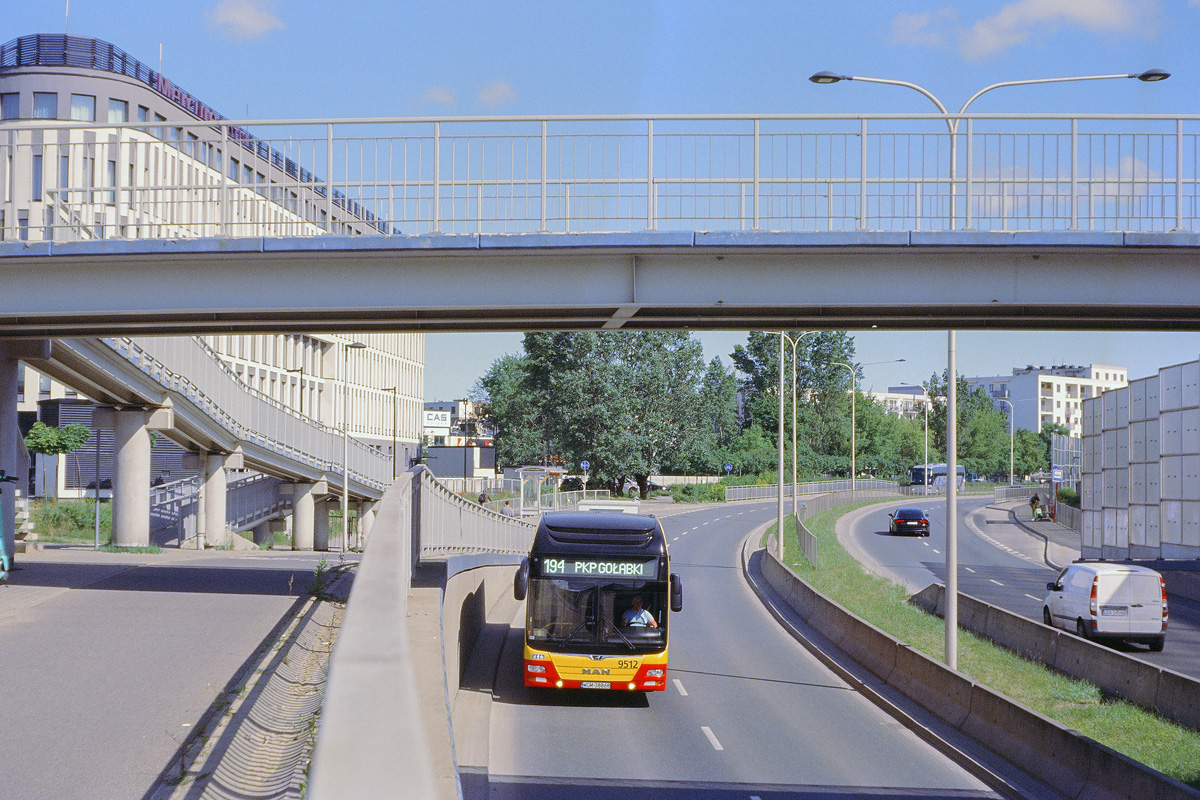 9512
Dwujezdniowa trasa, kładka, ekrany dźwiękochłonne i nowy hotel - wszystko to tworzy ciekawy widok uwieczniony na starym, analogowym filmie pozytywowym Kodaka. I tylko numer linii 194 pozostaje stary, już od 1977 roku.
Słowa kluczowe: LionsHybrid 9512 4Czerwca 194