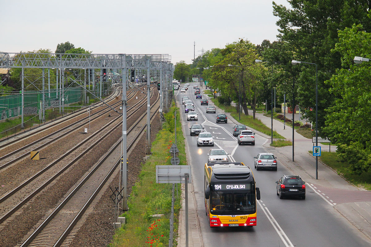 9527
194 zaliczyło Gołąbki, a teraz przejedzie przez Nowe Włochy by dotrzeć do tramwajów na Wolę. Po lewej widoczne odnowione tory, po których całkiem szybko pędzą pociągi Intercity. Na prawo od kadru za to wyrastają nowe bloki na pofabrycznych terenach. 
Słowa kluczowe: LionsCityHybrid 9527 194 Traktorzystów