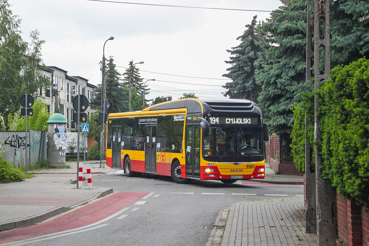 9561
MAN kluczy po wąskich, spokojnych uliczkach Gołąbek.
Słowa kluczowe: LionsCityHybrid 9561 194 Kadłubka