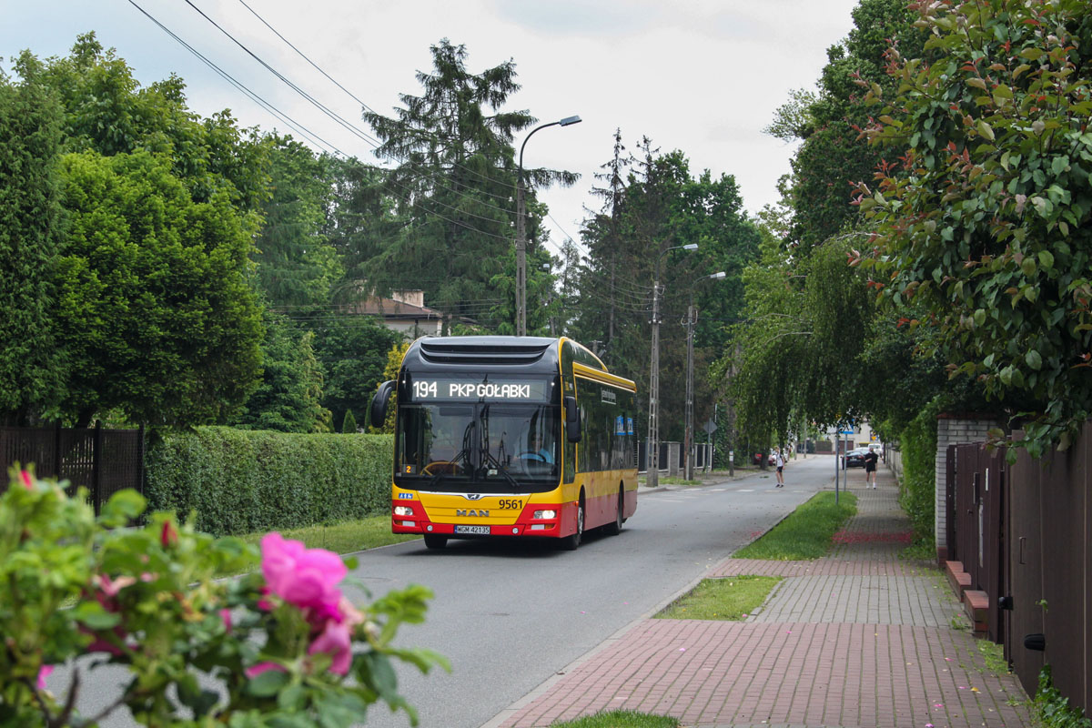 9561
Hybrydy z Mobilisu mkną na 194 przez spokojne uliczki na starym osiedlu Gołąbki, wykonując kryterium uliczne pomiędzy zielenią i domkami.
Słowa kluczowe: LionsHybrid 9561 194 KazimierzaJagiellończyka