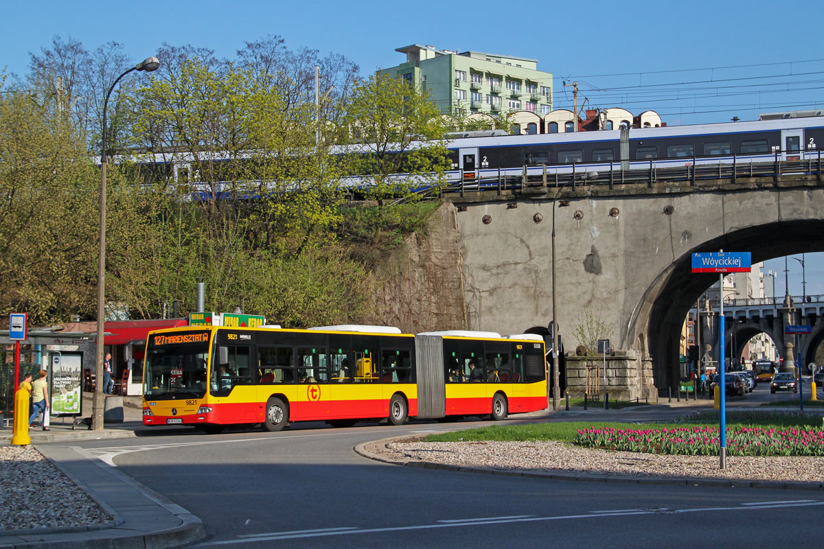 9821
Przyszła wiosna, na ulicach zrobiło się kolorowo. Pogoda sprzyja wycieczkom rowerowym. Wielu warszawiaków wybrało się nad Wisłę. W autobusach zrobiło się cieplej, w niektóre dni przydaje się już klimatyzacja.
Słowa kluczowe: ConectoG 9821 127 Solec