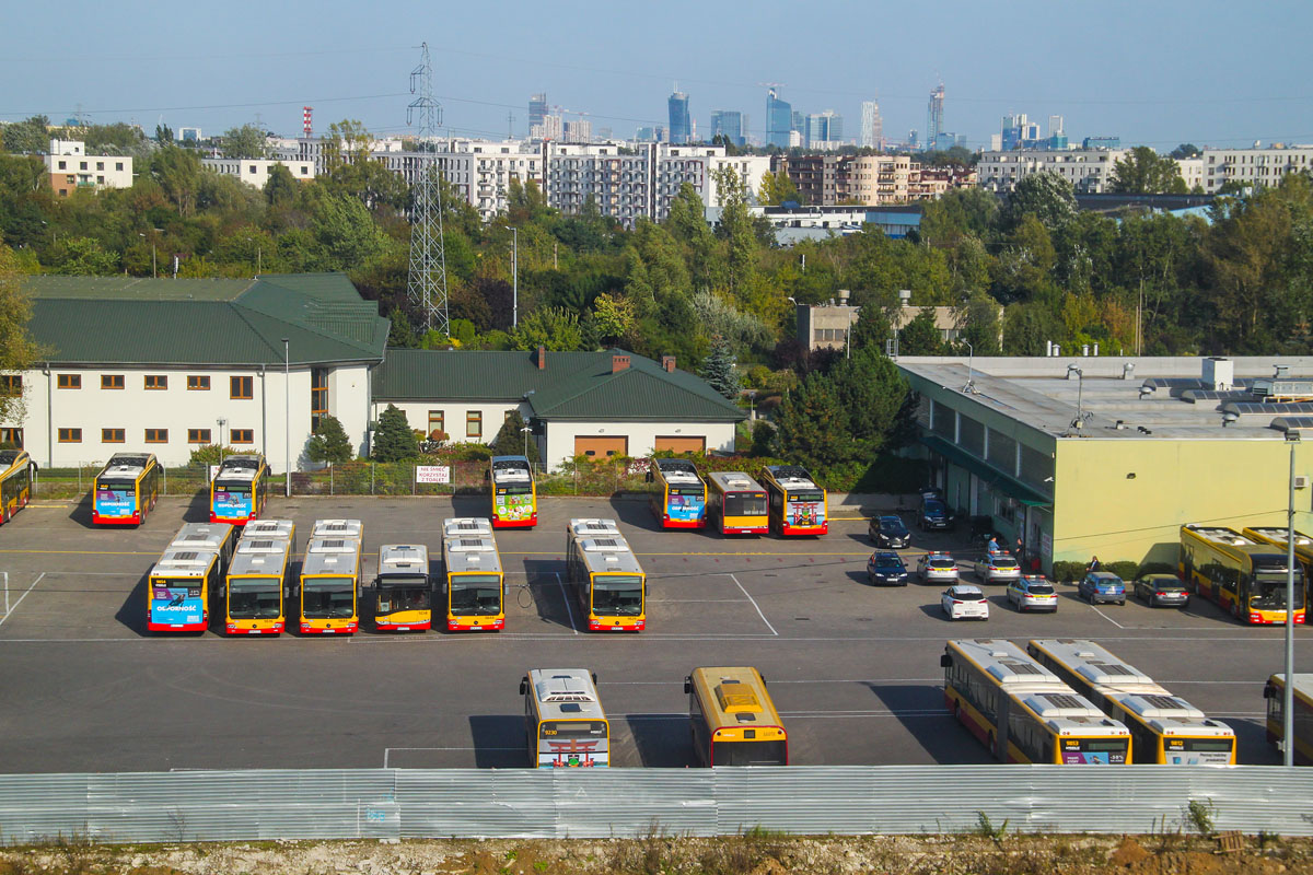 9829
Na terenie dawnej fabryki Ursus rosną bloki, z jednej z nich wykonałem to zdjęcie. W tle bloki na Włochach. Na horyzoncie widać wieżowce w centrum.
Słowa kluczowe: ConectoG 9829 Posag7Panien