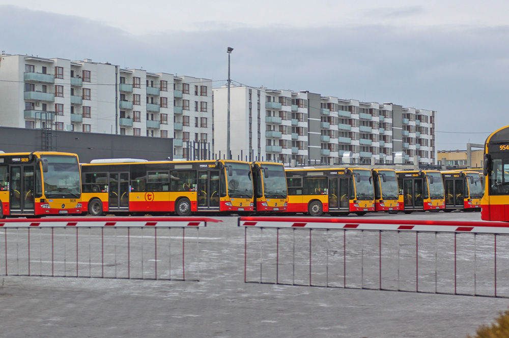 9840
Na zajezdni Mobilisu w sobotę nie brakuje przegubowców. W tle już się pozmieniało - nowa hala handlowa na wykończeniu, a żółta hala 270 w tle - w końcowym etapie rozbiórki.
Słowa kluczowe: ConectoG 9840