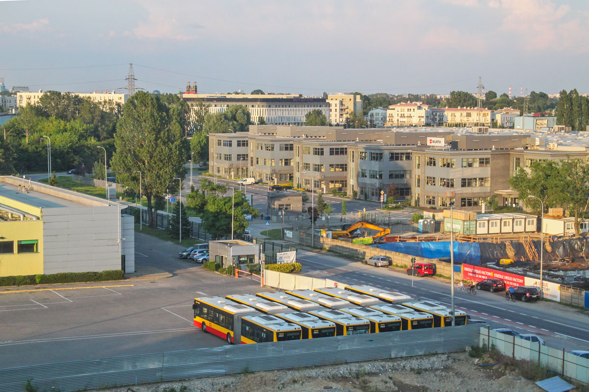 9840
Minęło zaledwie ponad rok, a to zdjęcie jest już nie do powtórzenia - autobusy w tym miejscu placu zasłania pawilon z Biedronką, a kominy EC Siekierki - 7-piętrowy blok dewelopera Victoria City. 
Słowa kluczowe: ConectoG 9840 Posag7Panien ZajezdniaMobilis