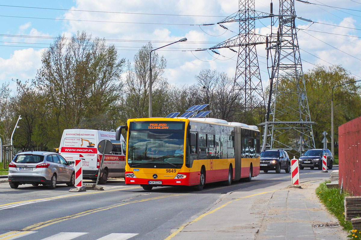 9849
Mercedes na wyjeździe z zajezdni mija osobliwe zwężenie, gdzie przejazd wymaga najechania na chodnik i pokonania krawężnika. Kierowcy mniejszych pojazdów jadących w stronę Połczyńskiej nieraz ułatwiają sobie przejazd, wjeżdżając na pas przeciwnego kierunku, co powoduje zaburzenia w ruchu. Z kolei inne miejsce prowadzonych prac - jednokierunkowe zwężenie na ul. Posag 7 Panien - stało się już bohaterem kanału "Stop Cham" piętnującego kierowców jadących pod prąd, wbrew przepisom.
Słowa kluczowe: ConectoG 9849 Gierdziejewskiego