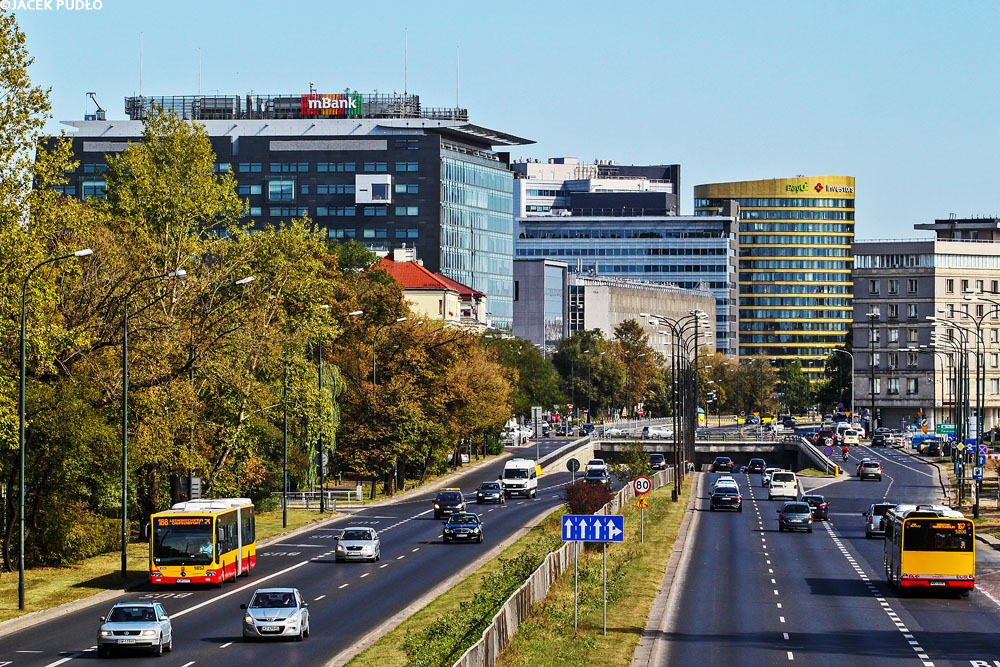 9852
Nówka na 188. W tle skupisko biurowców, jakie wyrosło przy al. Armii Ludowej w okresie 2001-2010. Przyćmiły one m. in. charakterystyczny gmach GUS, portretowany w albumach o Warszawie.
Słowa kluczowe: ConectoG 9852 188 Wawelska