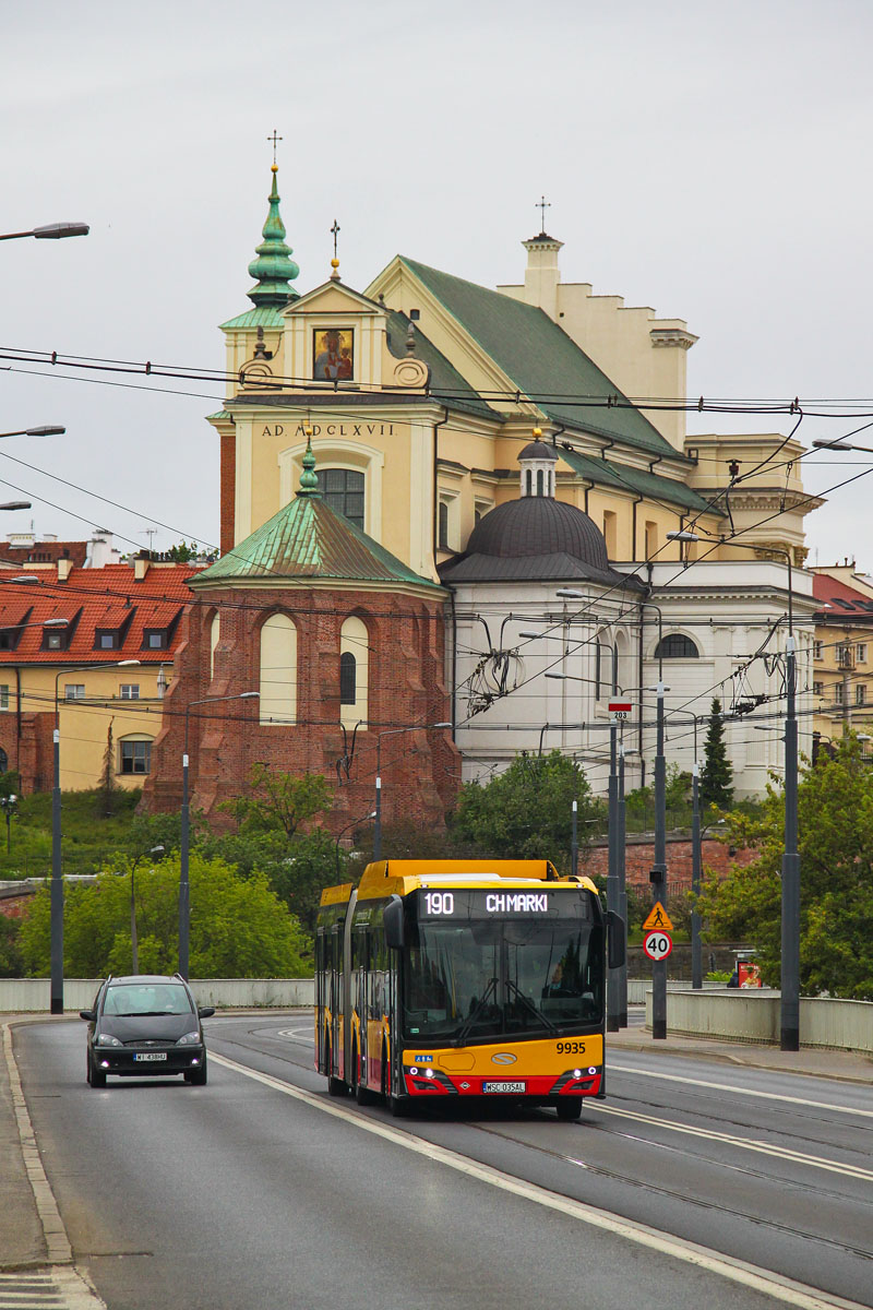 9935
W ostatnich latach coraz częściej widzi się gazowe autobusy na ulicach stolicy. W tym wozie pokaźne butle są w miarę sprytnie ukryte na dachu.
Słowa kluczowe: SU18CNG 9935 190 Solidarności