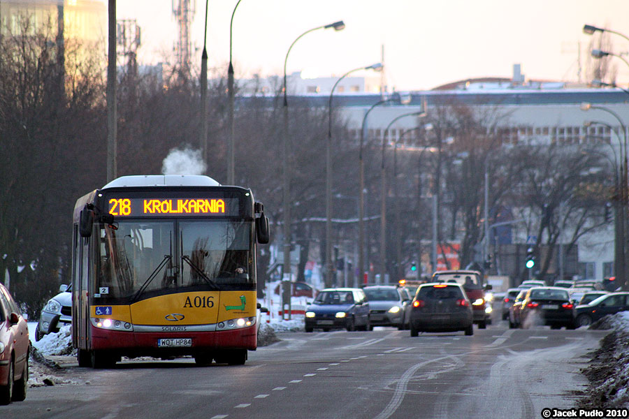 A016
Solaris puszcza dymka w mroźny dzień. Przez ostatnie kilka lat w miejscu wielu okolicznych obiektów przemysłowych powstały biurowce i bloki mieszkalne. Ciekawostką odnośnie ulicy Postepu jest fakt, że przebiega ona idealnie w linii północ-południe.
Słowa kluczowe: SU12 A016 218 Postępu