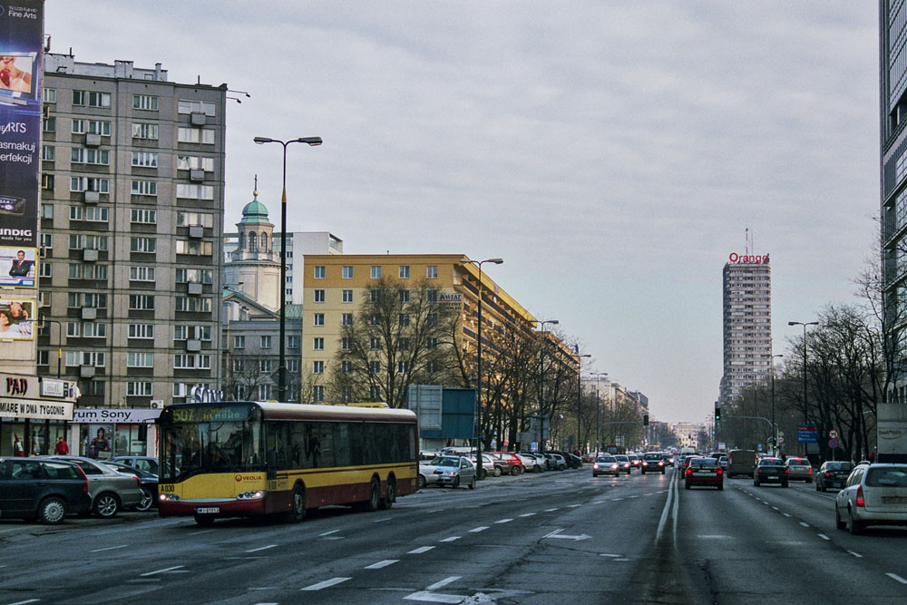 A030
Świętokrzyska w starej odsłonie i, co więcej, bez metra. Solarisy z Veolii, wówczas ledwie 7-letnie, prezentowały się już nienajlepiej. Szczególnie zużyte było najczęściej wnętrze, a dodatkowo odrapane były często karoserie.
Słowa kluczowe: SU15 A030 Świętokrzyska 507 2007