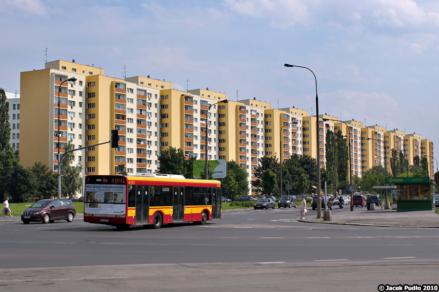 A103
Wycofany już ze stołecznych ulic Solaris na tle jednego z dłuższych bloków w okolicy. 
Słowa kluczowe: SU12 A103 174 Modzelewskiego