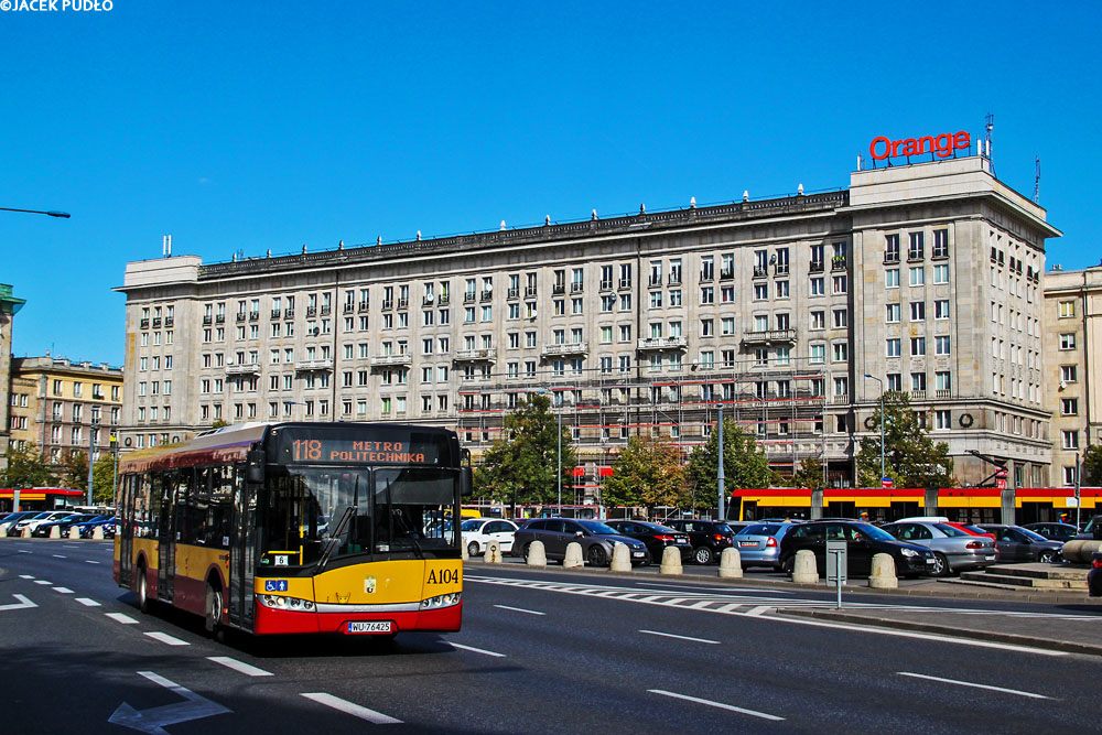 A104
MDM, jako projekt prestiżowy, budowano nie licząc się z kosztami. Budynki powstały w imponującym tempie, wykorzystywano drogi granit i piaskowiec. Środek placu Konstytucji póki co nie doczekał się sensowniejszego zagospodarowania niż parking.
Słowa kluczowe: SU12 A104 118 PlacKonstytucji